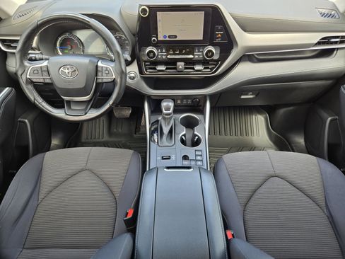 Used 2023 Toyota Highlander LE FWD image 27