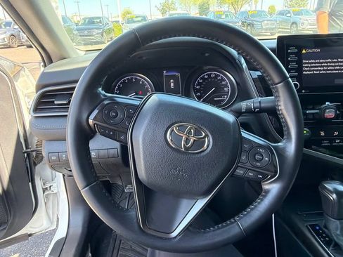 Used 2021 Toyota Camry SE FWD image 3
