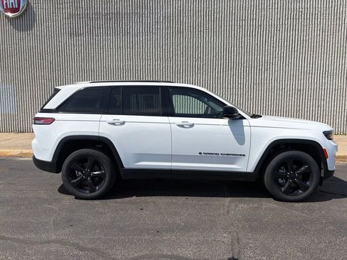 Used 2023 Jeep Grand Cherokee Limited w/ Luxury Tech Group II AWD/4WD image 7