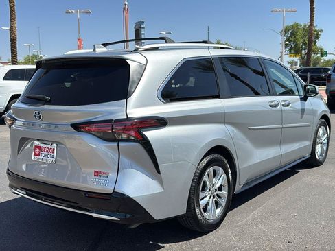 Used 2022 Toyota Sienna Limited FWD image 9