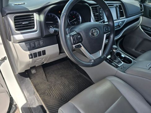 Used 2019 Toyota Highlander XLE w/ Carpet Mat Package (TMS) FWD image 15
