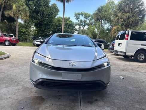 Used 2025 Toyota Prius LE FWD image 3