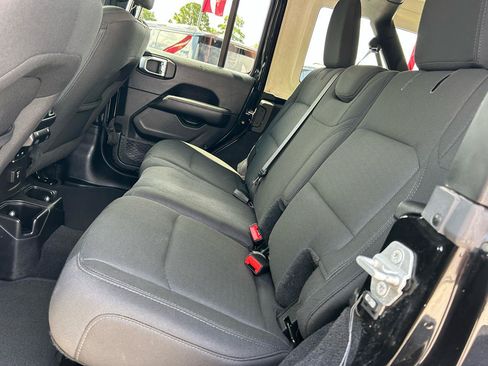 Used 2019 Jeep Wrangler Unlimited Sahara AWD/4WD image 13