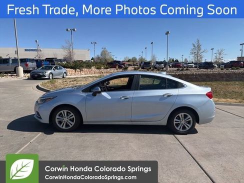Used 2017 Chevrolet Cruze LT w/ Convenience Package FWD image 4