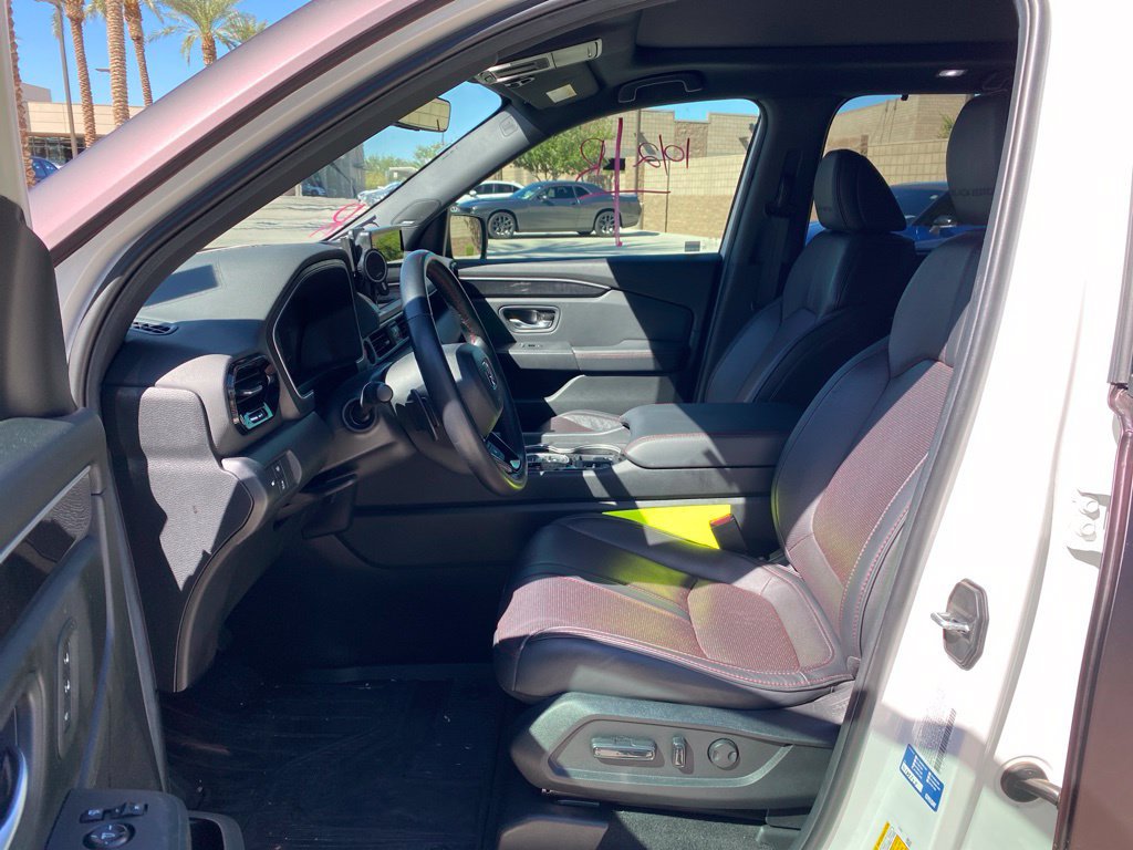 Used 2025 Honda Pilot Black Edition image 8
