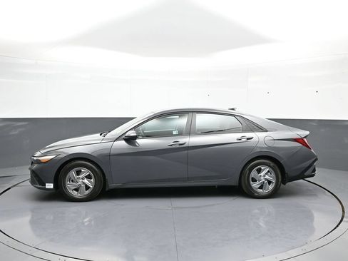 Certified 2025 Hyundai Elantra SE FWD image 9