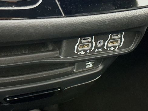 Used 2022 Chrysler Pacifica Touring-L w/ Uconnect Theater Family Group FWD image 22