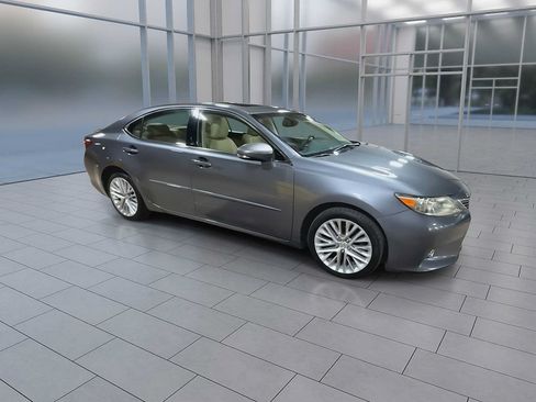 Used 2013 Lexus ES 350 w/ Luxury Pkg FWD image 2