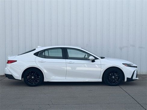 Used 2025 Toyota Camry SE image 3