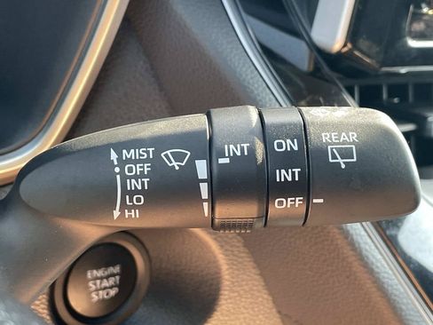 Used 2025 Toyota Corolla Cross XLE w/ Convenience Package FWD image 33