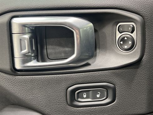 Used 2024 Jeep Wrangler Sahara image 13