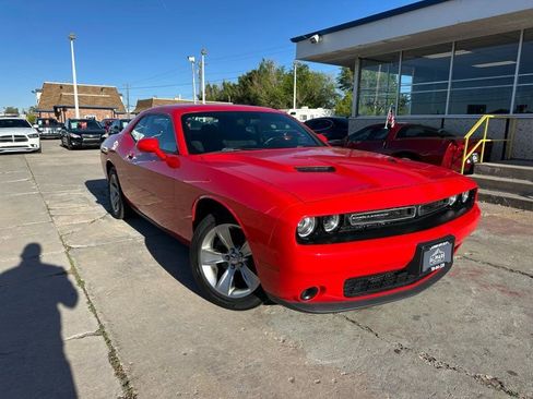 Used 2016 Dodge Challenger SXT RWD image 1