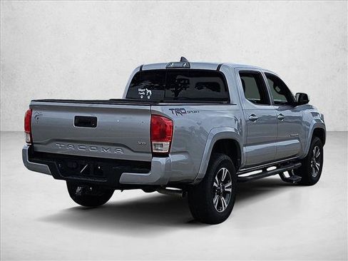Used 2017 Toyota Tacoma TRD Sport RWD image 5