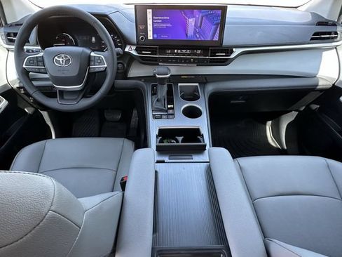 Used 2026 Toyota Sienna XLE FWD image 10