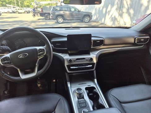 Used 2022 Ford Explorer XLT w/ Equipment Group 202A AWD/4WD image 5