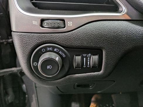 Used 2019 Jeep Cherokee Latitude Plus w/ Cold Weather Group AWD/4WD image 16