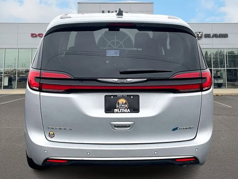 Used 2024 Chrysler Pacifica Select image 5