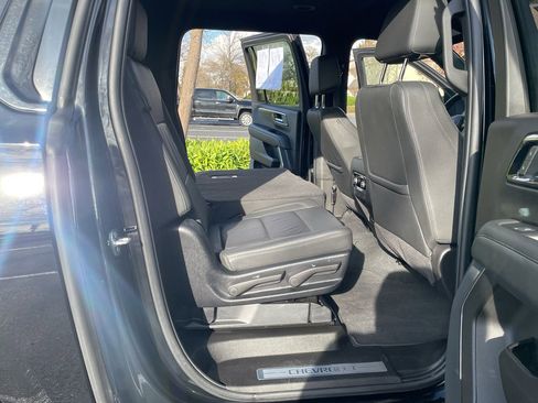 Used 2025 Chevrolet Suburban Z71 image 59