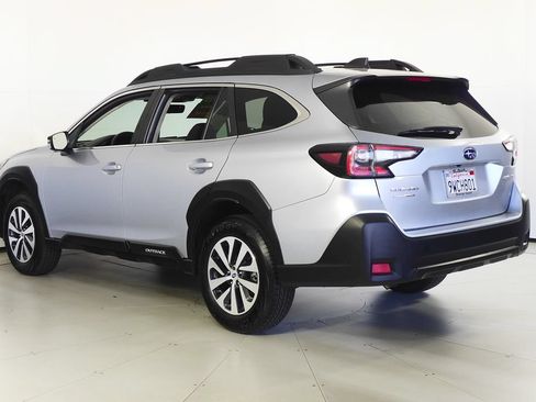 Certified 2025 Subaru Outback Premium AWD/4WD image 9