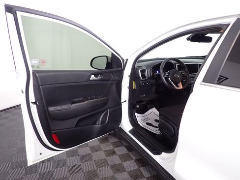 Used 2020 Kia Sportage LX image 18