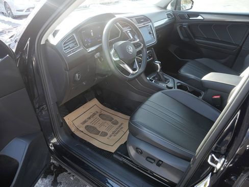 Used 2022 Volkswagen Tiguan SE image 9