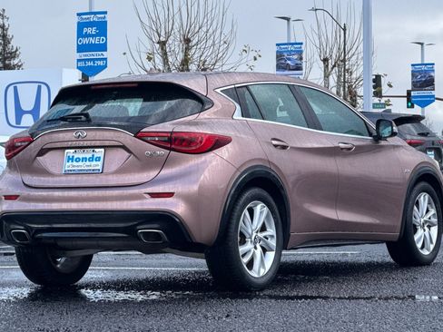Used 2017 INFINITI QX30 image 8