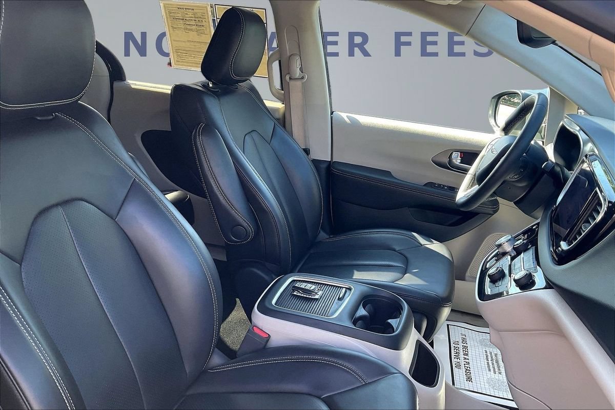 Used 2023 Chrysler Pacifica Touring-L FWD image 29