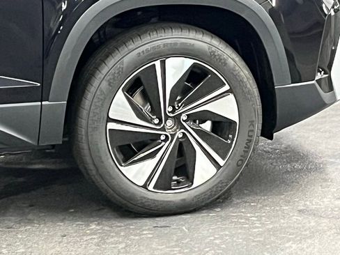 New 2025 Volkswagen Taos SE image 38