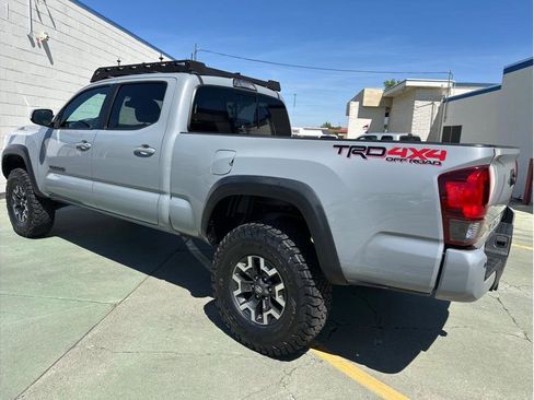 Used 2018 Toyota Tacoma TRD Off-Road w/ Technology Package image 11
