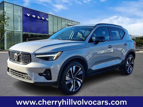 Certified 2025 Volvo XC40 B5 Plus image 3