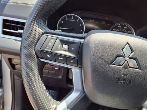 Used 2025 Mitsubishi Outlander AWD image 22