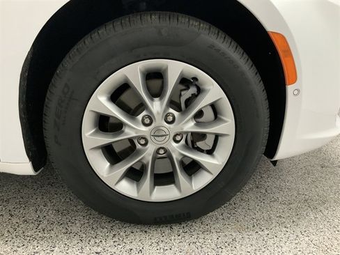 Used 2024 Chrysler Pacifica Touring-L image 15