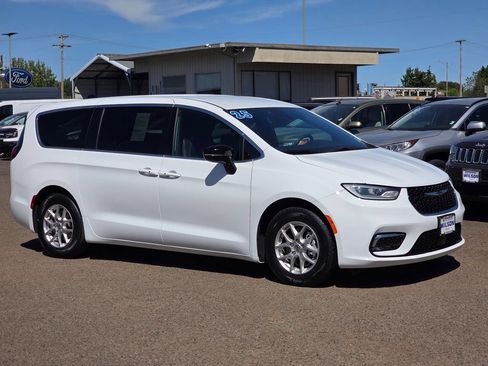 Used 2025 Chrysler Pacifica Select FWD image 3