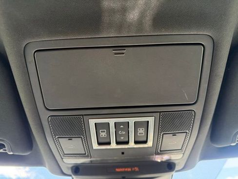 Used 2018 Land Rover Discovery HSE Luxury image 34