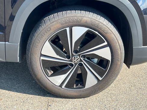 Used 2024 Volkswagen Taos SE w/ Panoramic Sunroof Package AWD/4WD image 18
