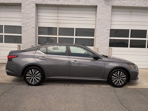 Used 2025 Nissan Altima 2.5 SV FWD image 1