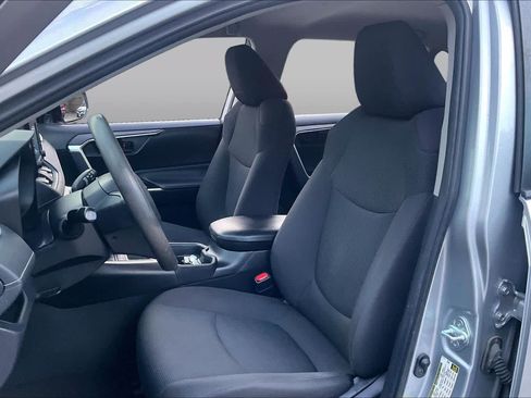 Used 2019 Toyota RAV4 LE FWD image 7