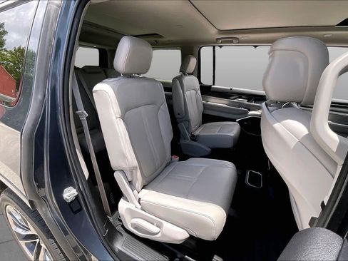 Used 2022 Jeep Wagoneer Series III w/ Premium Group I RWD image 20