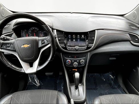 Used 2019 Chevrolet Trax LT w/ Sun & Sound Package image 8