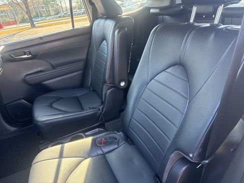 Used 2022 Toyota Highlander XLE image 26