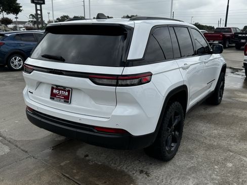 Used 2023 Jeep Grand Cherokee Altitude AWD/4WD image 8