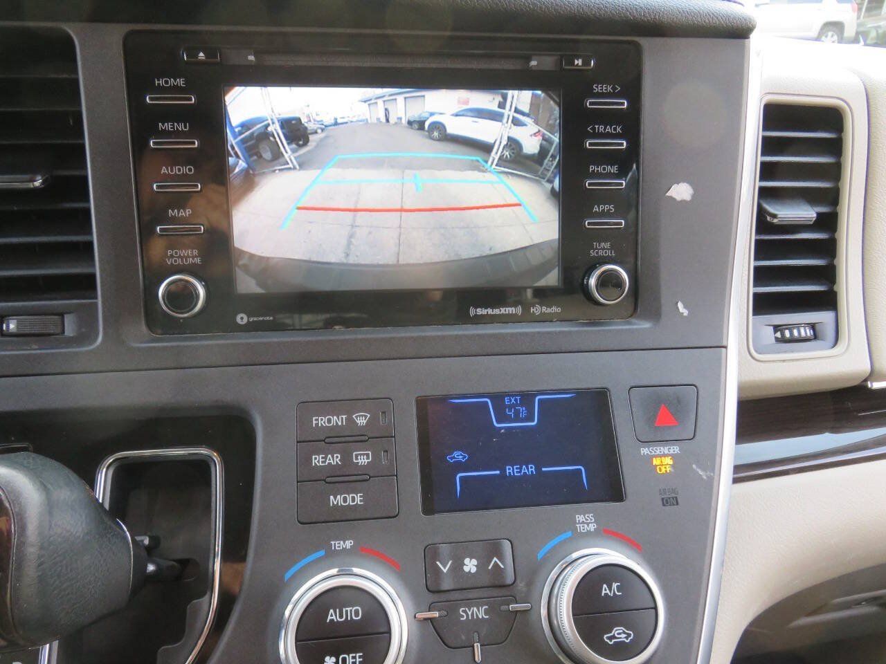 Used 2019 Toyota Sienna XLE FWD image 17