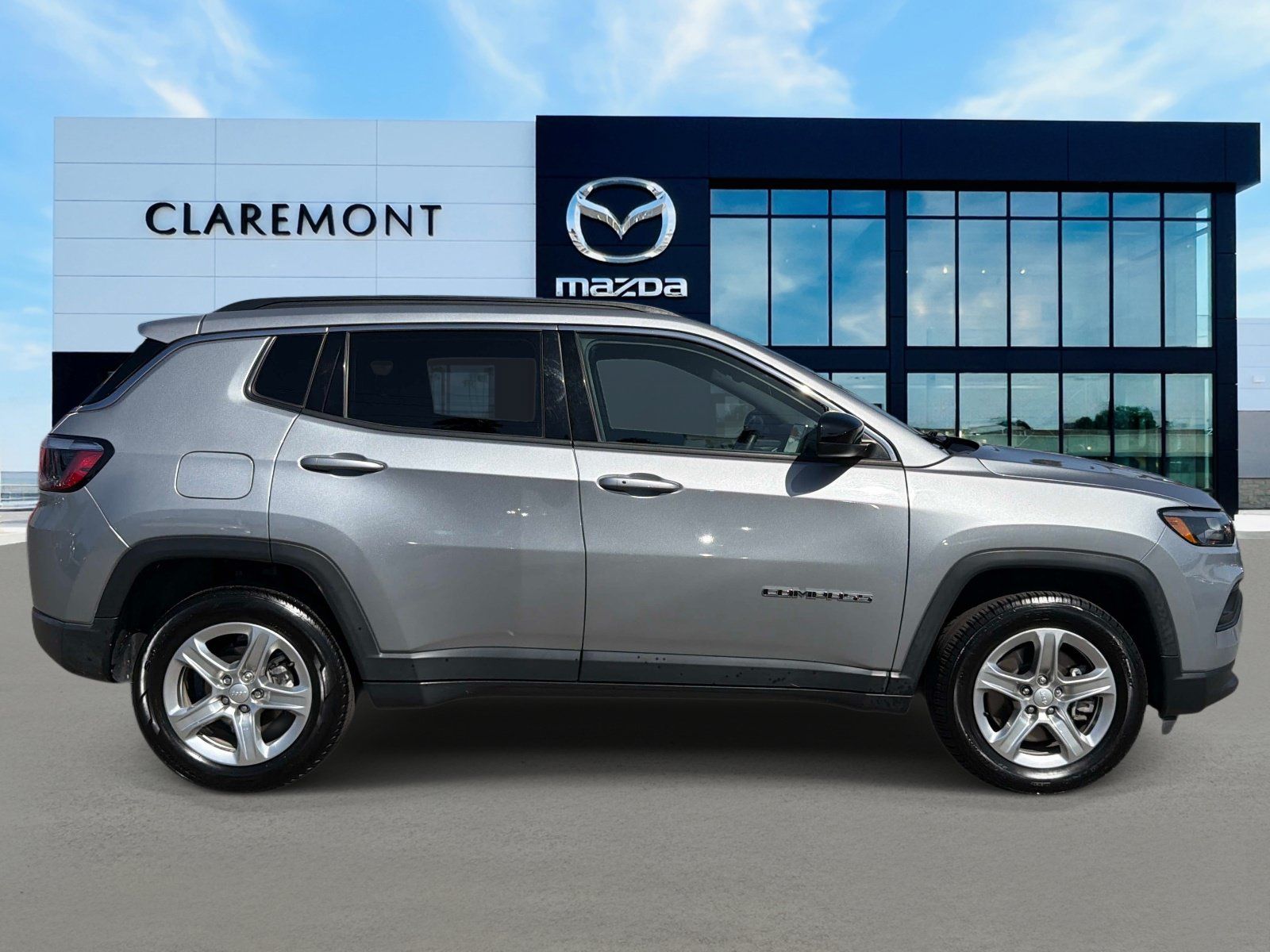 Used 2024 Jeep Compass Latitude AWD/4WD image 4