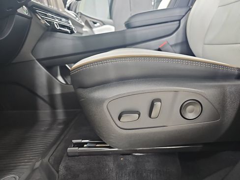 Used 2025 Chevrolet Traverse High Country AWD/4WD image 37