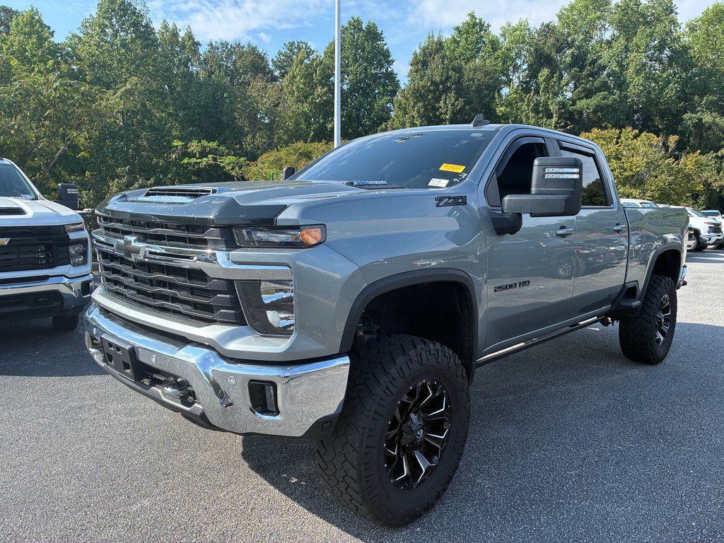 Used 2025 Chevrolet Silverado 2500 LT AWD/4WD image 2