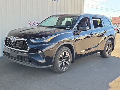 Used 2022 Toyota Highlander XLE image 3