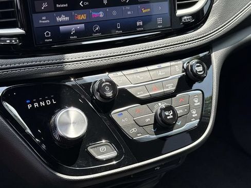 New 2027 Chrysler Pacifica Select FWD image 14