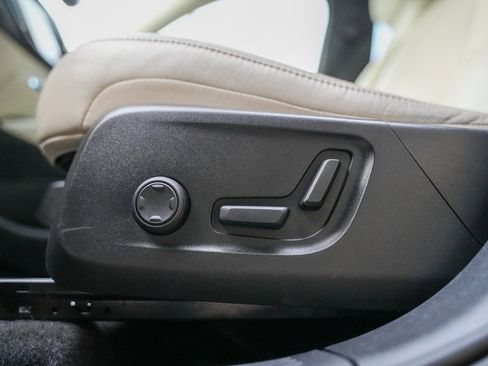 Used 2021 Volvo XC40 T5 Momentum w/ Premium Package image 23