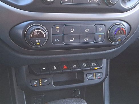 Certified 2019 Chevrolet Colorado Z71 w/ Z71 Midnight Edition image 16