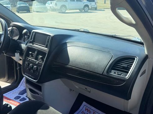 Used 2019 Dodge Grand Caravan SE w/ UConnect Hands-Free Group image 26